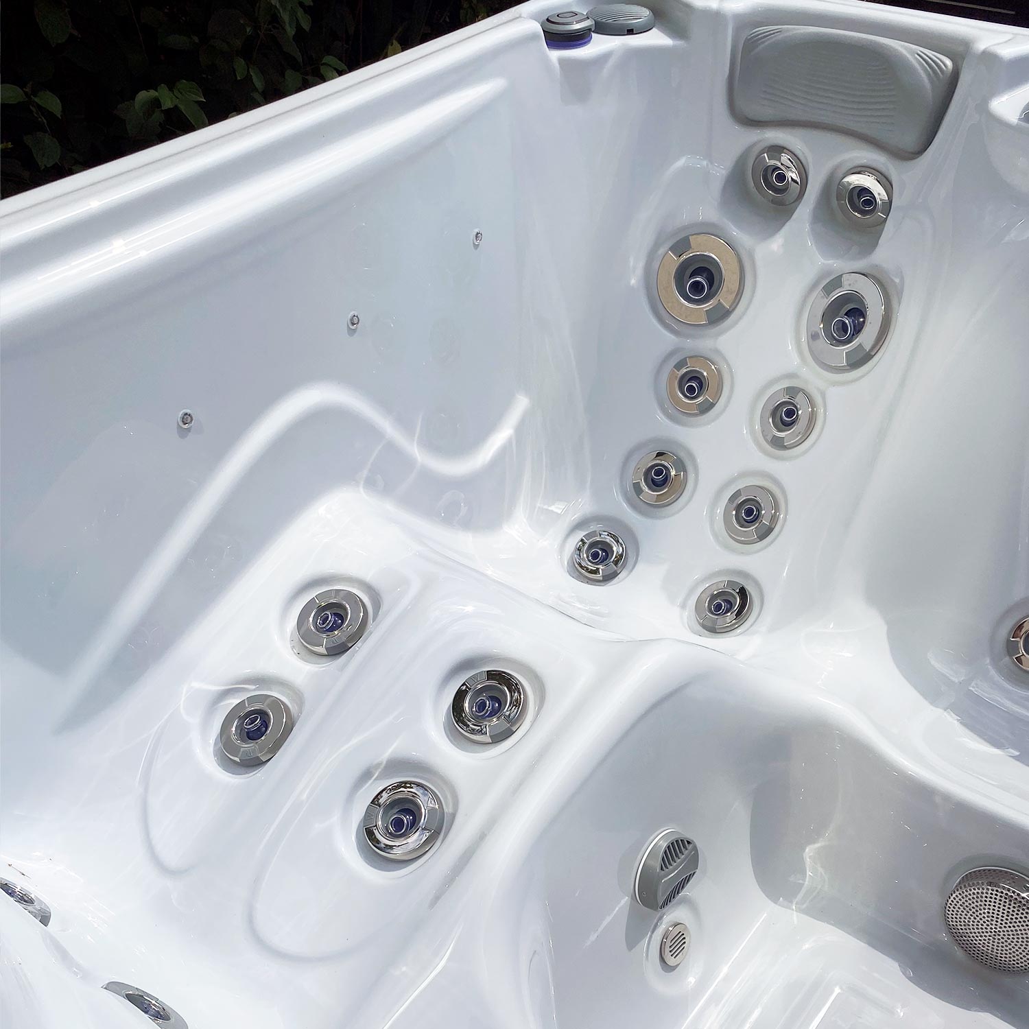 Wellis Manhattan hot tub