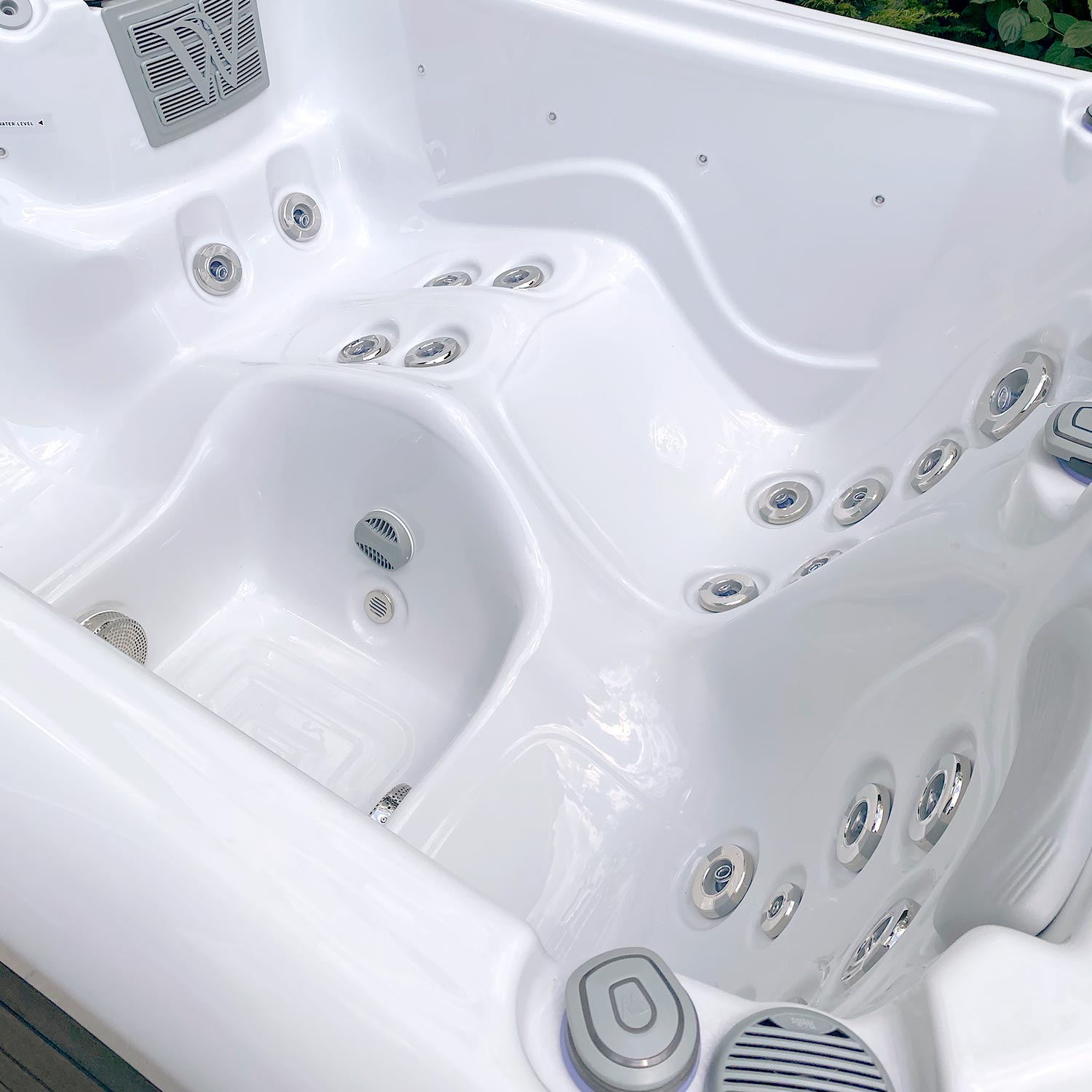 Wellis Manhattan hot tub