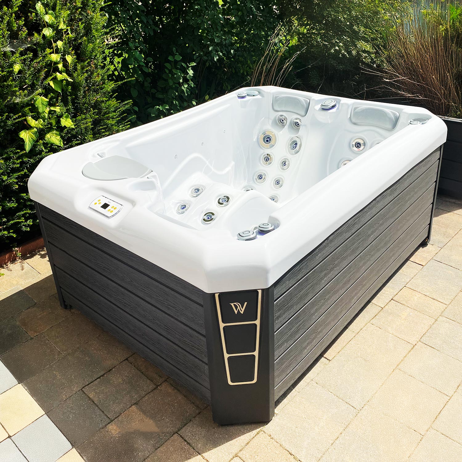 Wellis Manhattan hot tub