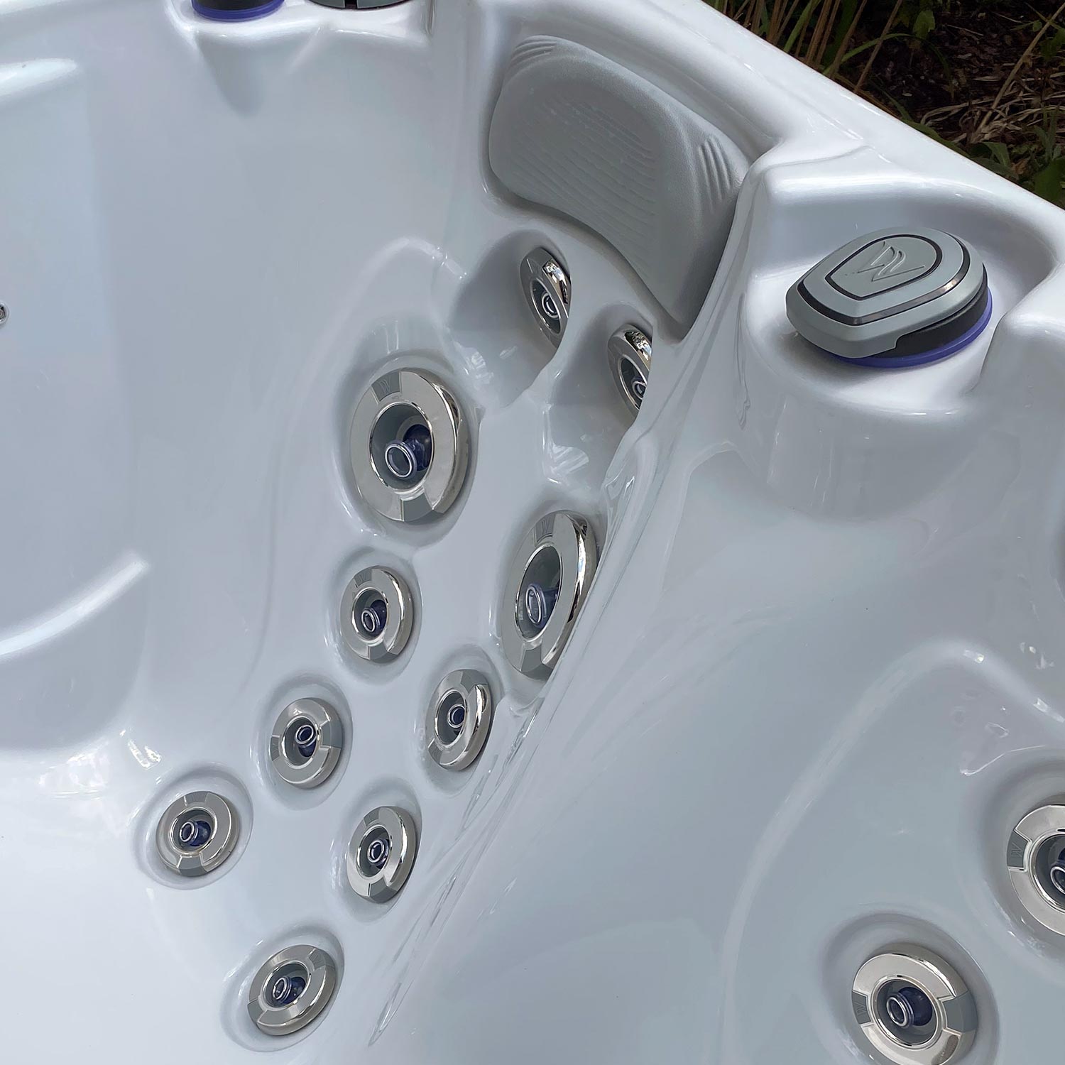 Wellis Manhattan hot tub