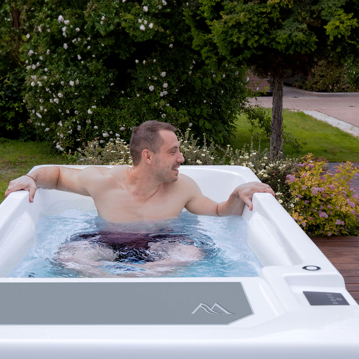 Iceland_cold_plunge-tub_lifestyle1 Iceland_cold_plunge-tub_lifestyle1